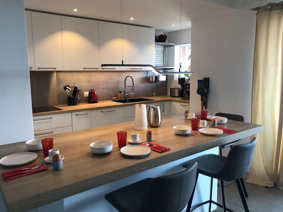 Superbe 3 Pieces Vue Mer A 2 Mn De La Plage, Terrasse, Piscine Et Parking Prive !
